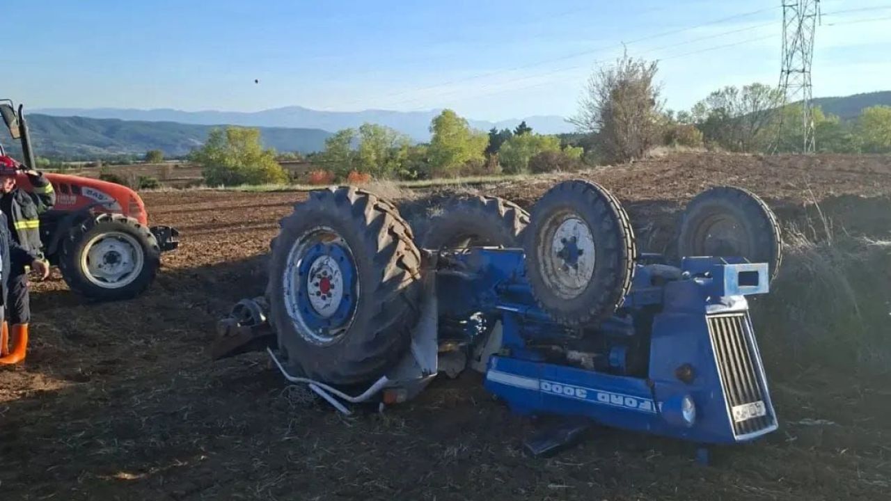 Kastamonu’da traktör tarlada devrildi: yaralı var