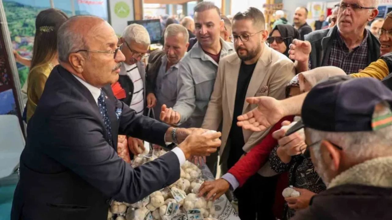 Başkan Arslan, Ankara’da Taşköprü sarımsağı dağıttı