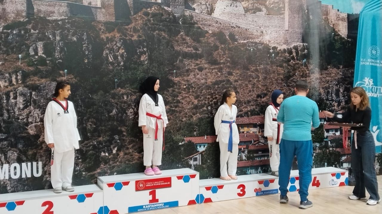 Ağlılı Sare il birincisi!