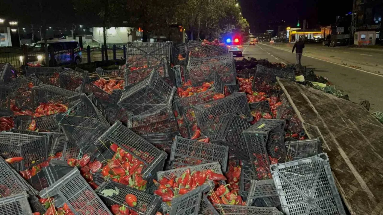 Devrilen kamyondaki 10 ton biber yola saçıldı: 2 yaralı