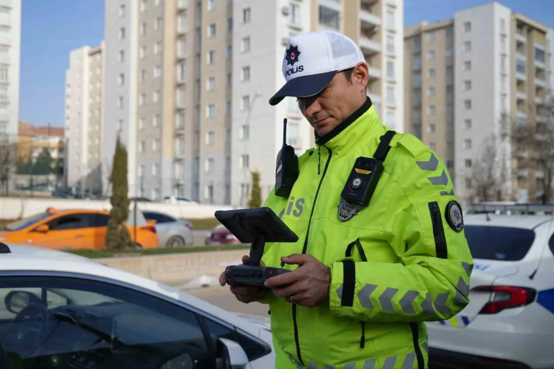Trafikte "koltuk değiştirme" oyunu drona takıldı