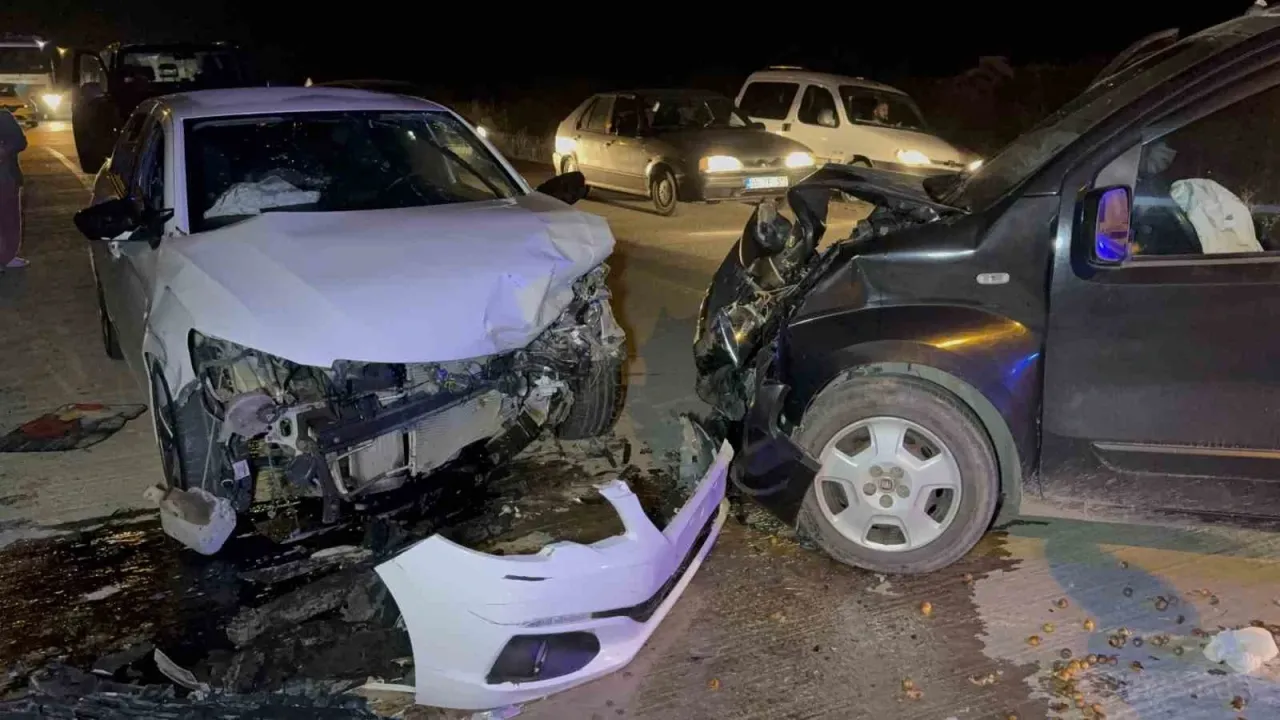 Otomobil ile hafif ticari araç çarpıştı: 5 yaralı