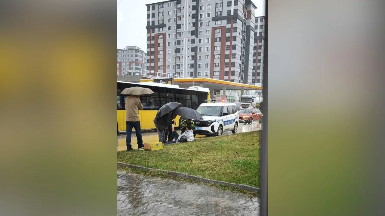 Yürekleri ısıtan görüntü: Yaralı vatandaşa şemsiye tuttu!