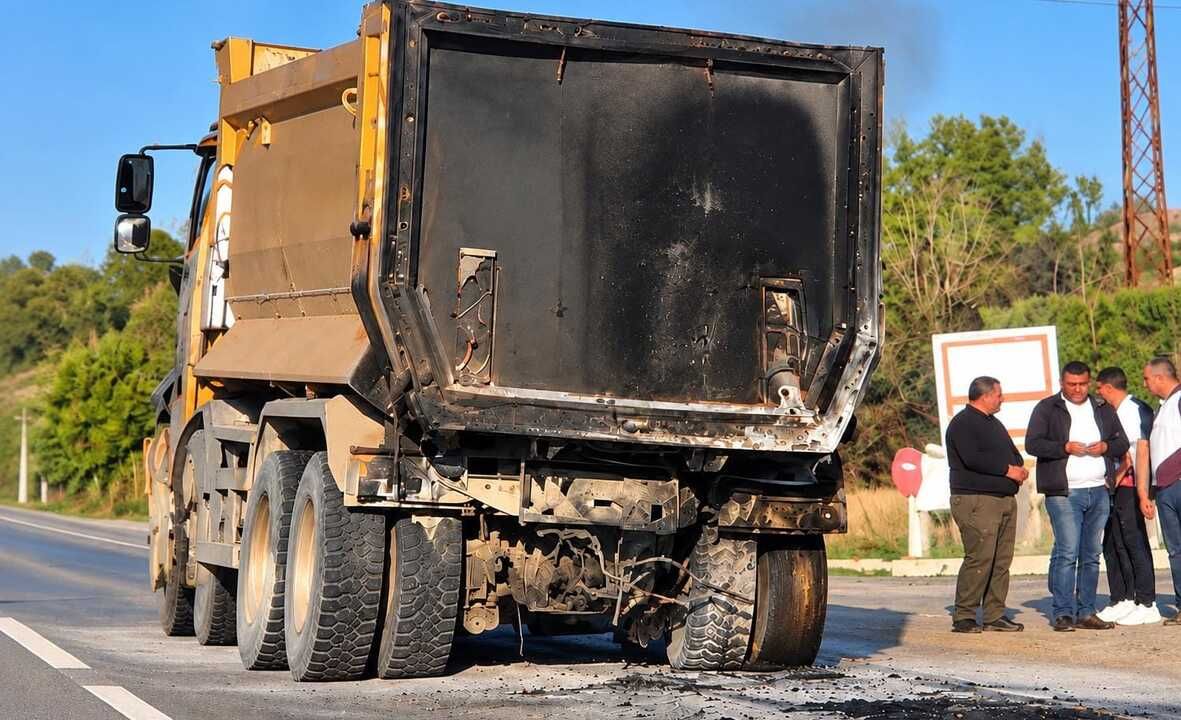 Kastamonu’da seyir halindeki kamyonun lastiği yandı
