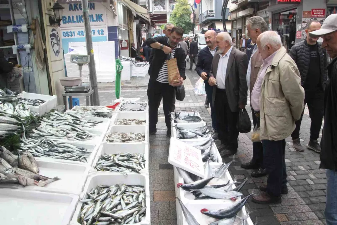 900 gramlık palamut 50 lira: Vatandaş sıraya girdi