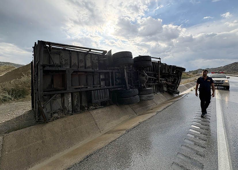Kastamonu'da kamyon devrildi: 2 kişi yaralandı