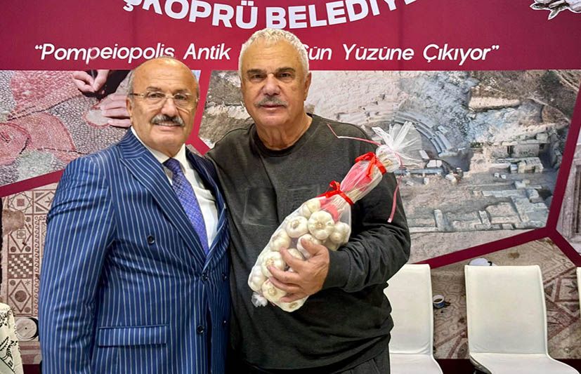 Usta sanatçıya Taşköprü sarımsağı hediyesi
